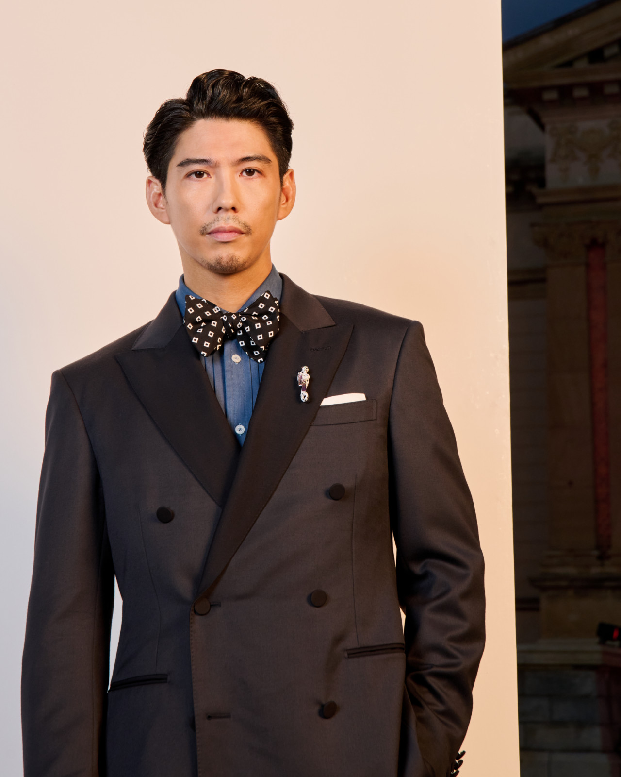 卡地亞品牌大使賀來賢人佩戴Yellow Panthère Talesma胸針。(Photo: Cartier)