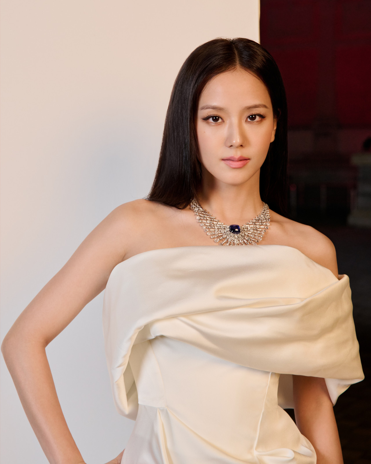 卡地亞品牌大使Jisoo佩戴Stellara 項鍊出席於京都國立博物館舉行的《Le Chœur des Pierres》頂級珠寶展。(Photo: Cartier)