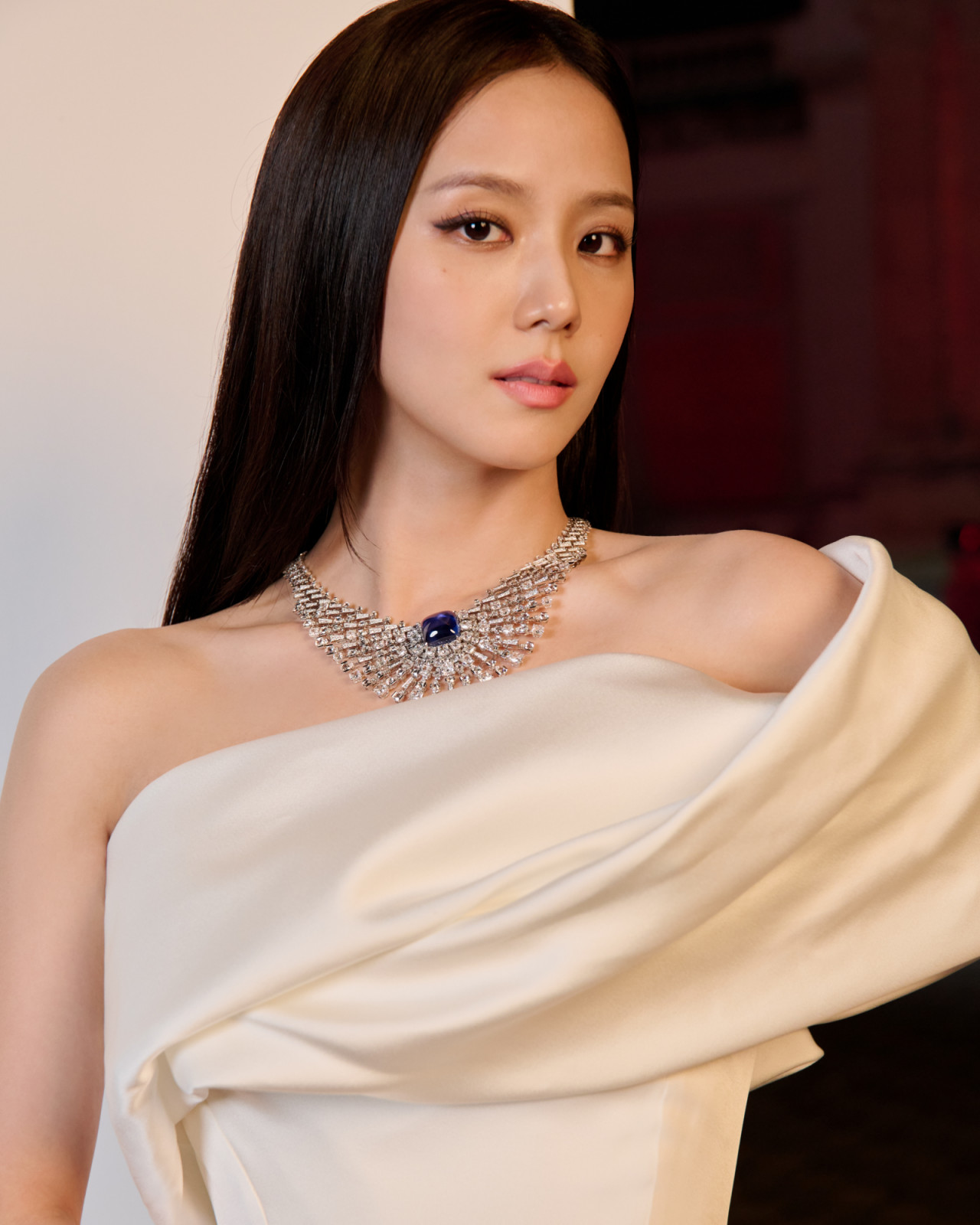 卡地亞品牌大使Jisoo佩戴Stellara 項鍊出席於京都國立博物館舉行的《Le Chœur des Pierres》頂級珠寶展。(Photo: Cartier)