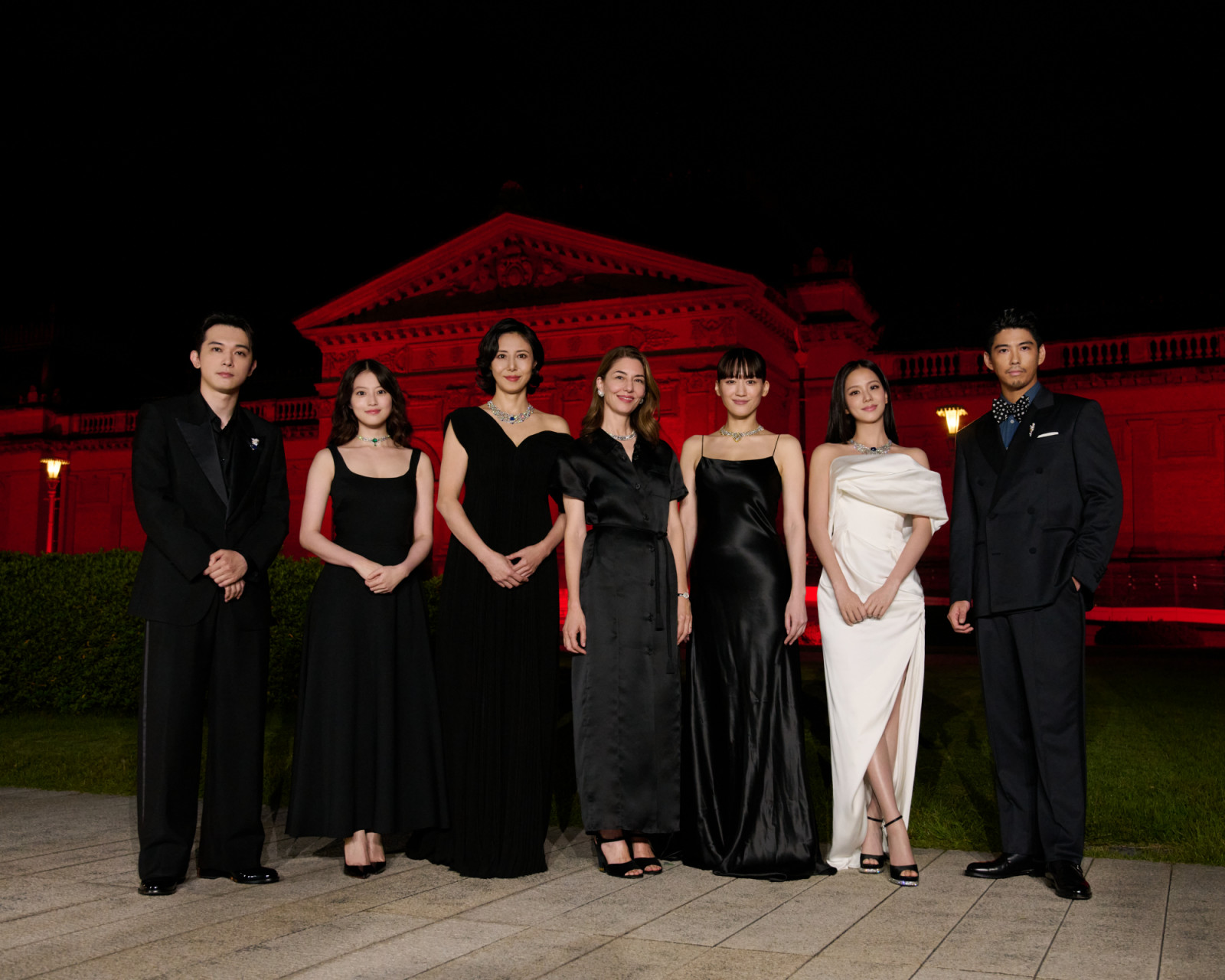 左起:吉澤亮、今田美櫻、松島菜菜子、蘇菲亞柯波拉、綾瀨遙、Jisoo、賀來賢人聯袂出席於京都國立博物館舉行的卡地亞《Le Chœur des Pierres》頂級珠寶展。(Photo: Cartier)