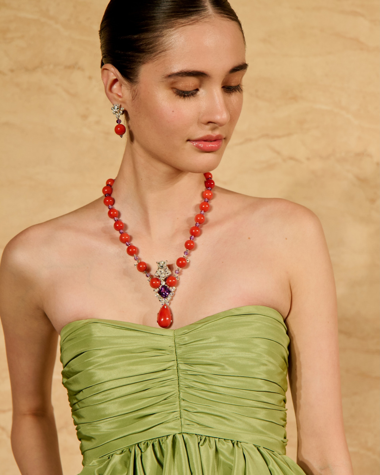 《Le Chœur des Pierres》頂級珠寶展晚宴上模特兒展演。 (Photo: Cartier)