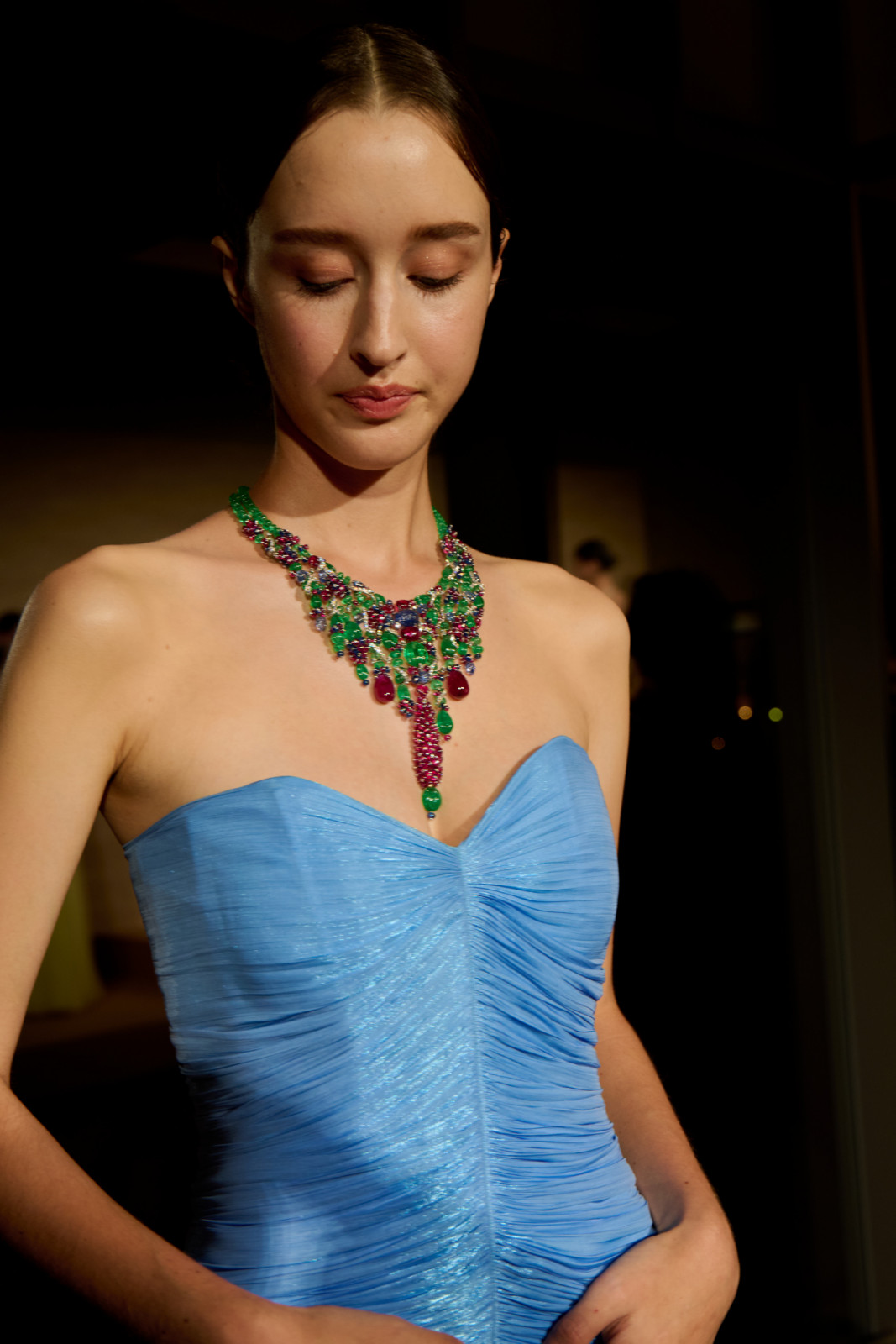 《Le Chœur des Pierres》頂級珠寶展晚宴上模特兒展演。 Tutti Vinalia 項鍊。(Photo: Cartier)