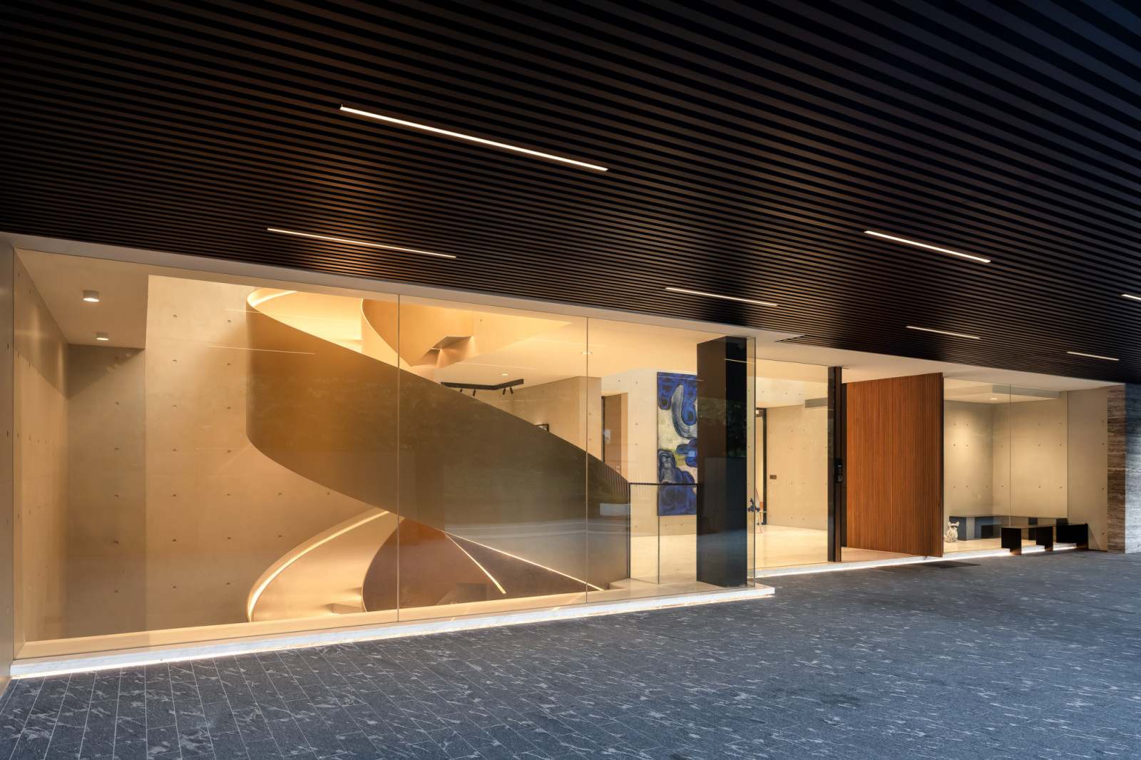 In the evening, the glazed foyer reveals its interior