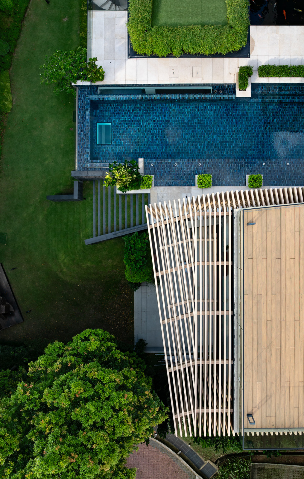 This aerial view showcases how the screen subtly fans out towards the greenery