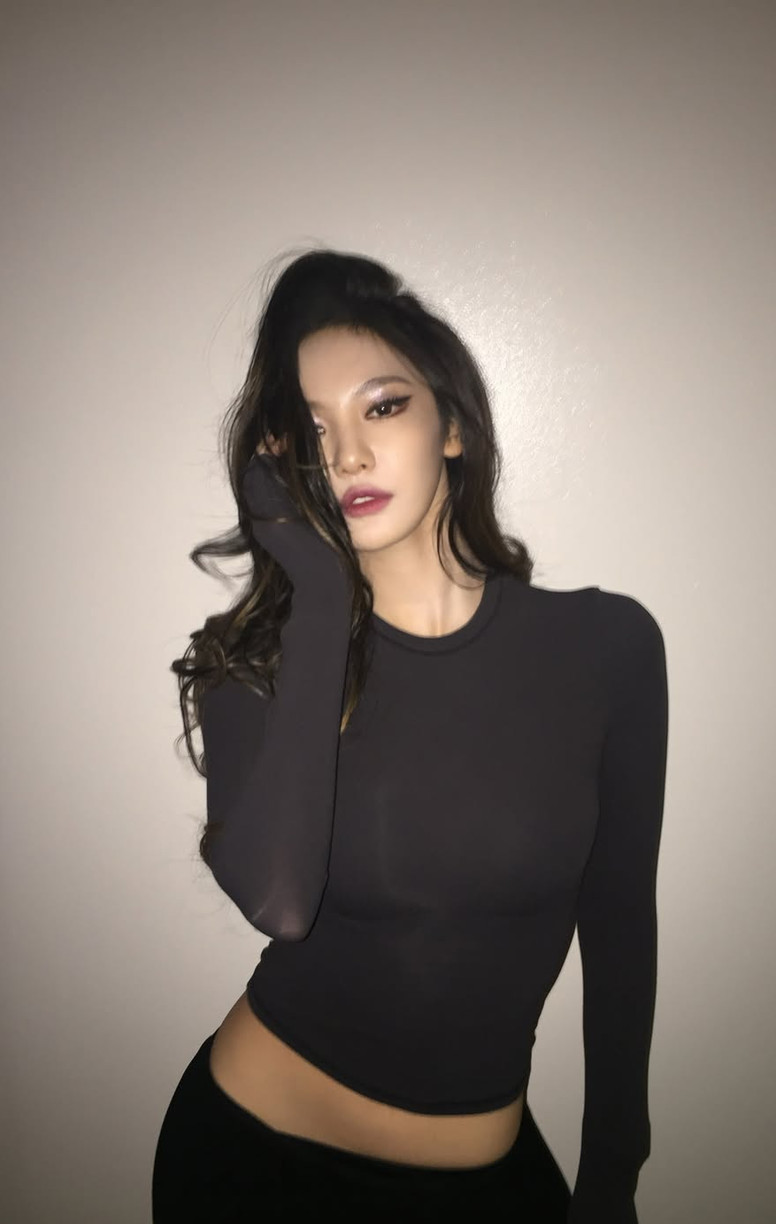aespa's Ningning defines "Ningning style" with her sharp eye makeup and stylish crop top.