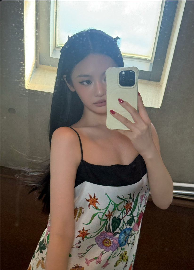 Ningning of aespa exemplifies her 'ningning style' in a sophisticated floral dress.