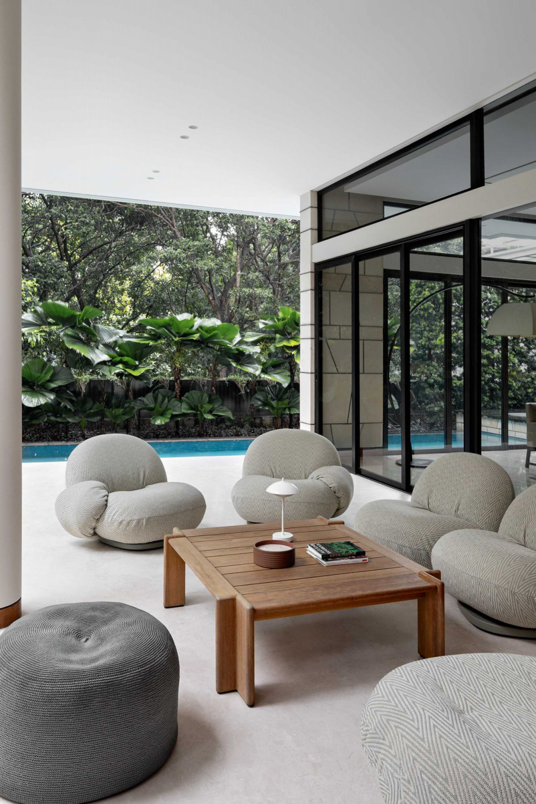 This cosy outdoor lounge area is perfect for days with cool weather