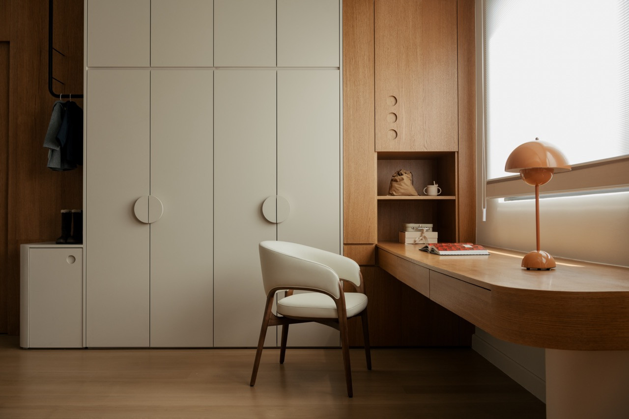 A quiet corner pairs white oak cabinetry with a floating desk