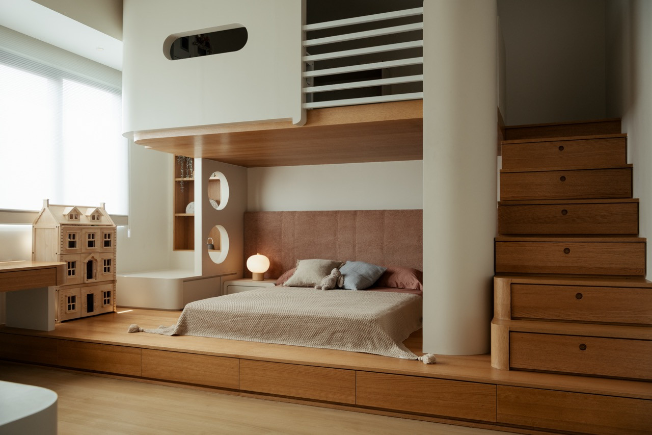A child’s bedroom  with a curved, built-in   sleeping nook and shelving