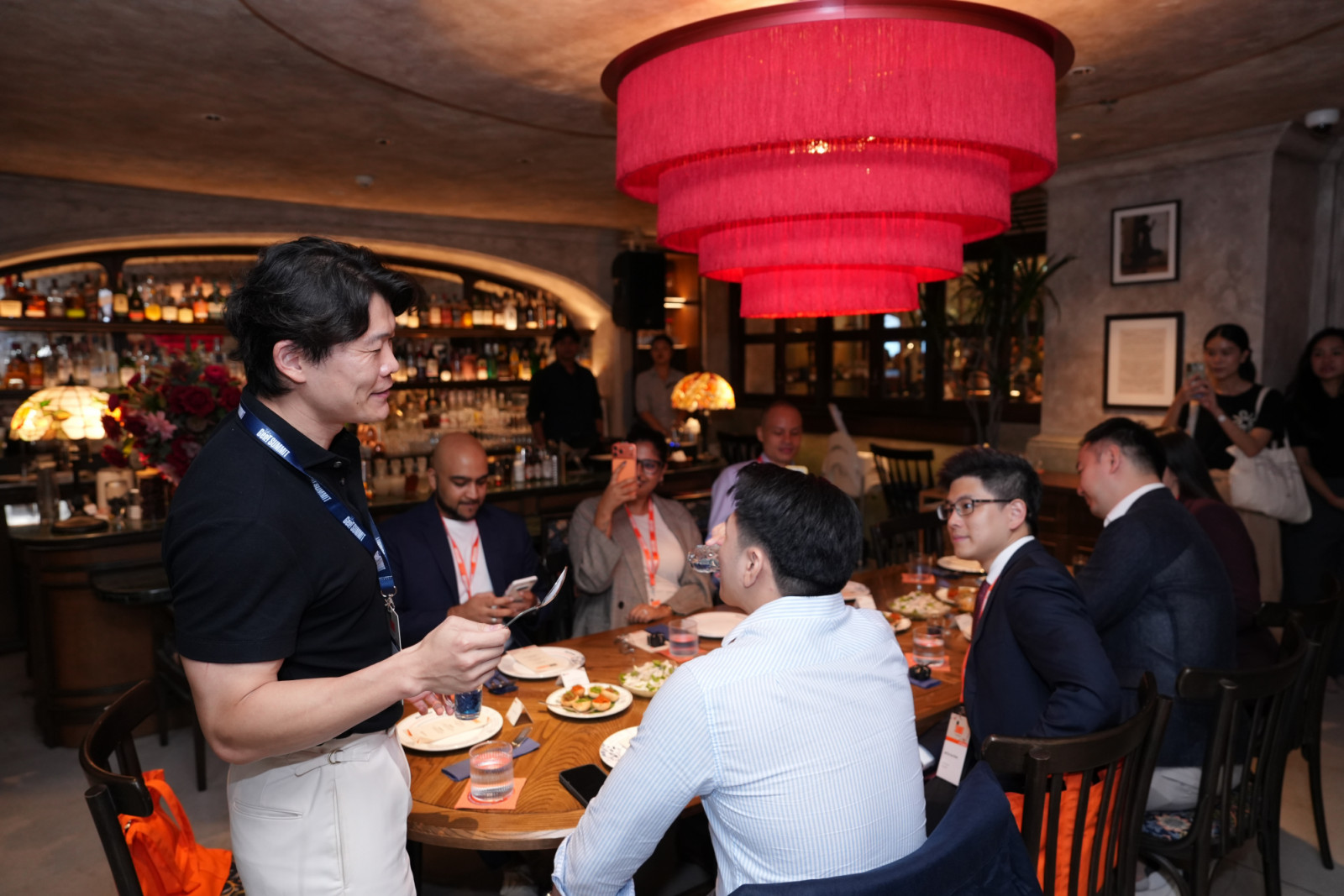 บรรยากาศระหว่างบทสนทนาบนโต๊ะอาหารภายใต้แนวคิด ‘The Defining Lunch with Elephants Inc.’ ณ ร้าน Sri’s Room ชั้น G สยามพารากอน (ภาพ: Tatler)