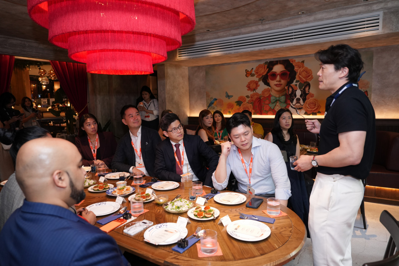 บรรยากาศระหว่างบทสนทนาบนโต๊ะอาหารภายใต้แนวคิด ‘The Defining Lunch with Elephants Inc.’ ณ ร้าน Sri’s Room ชั้น G สยามพารากอน (ภาพ: Tatler)