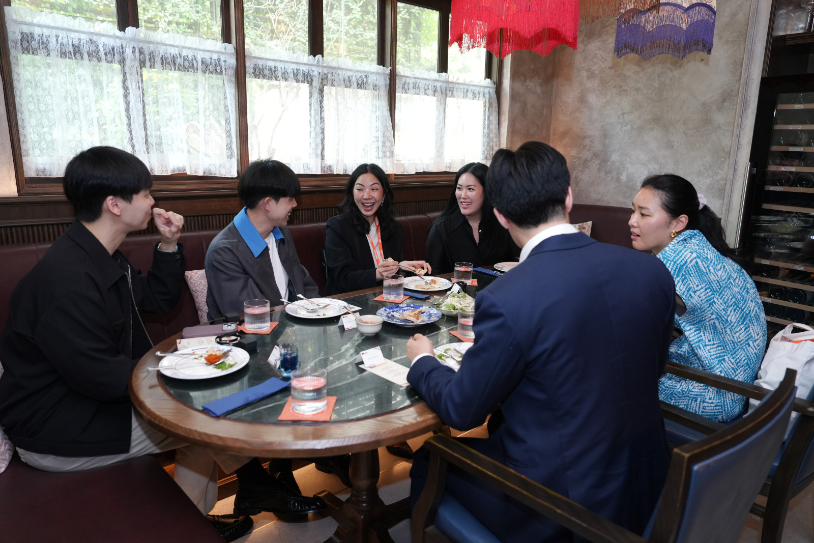 บรรยากาศระหว่างบทสนทนาบนโต๊ะอาหารภายใต้แนวคิด ‘The Defining Lunch with Elephants Inc.’ ณ ร้าน Sri’s Room ชั้น G สยามพารากอน (ภาพ: Tatler)