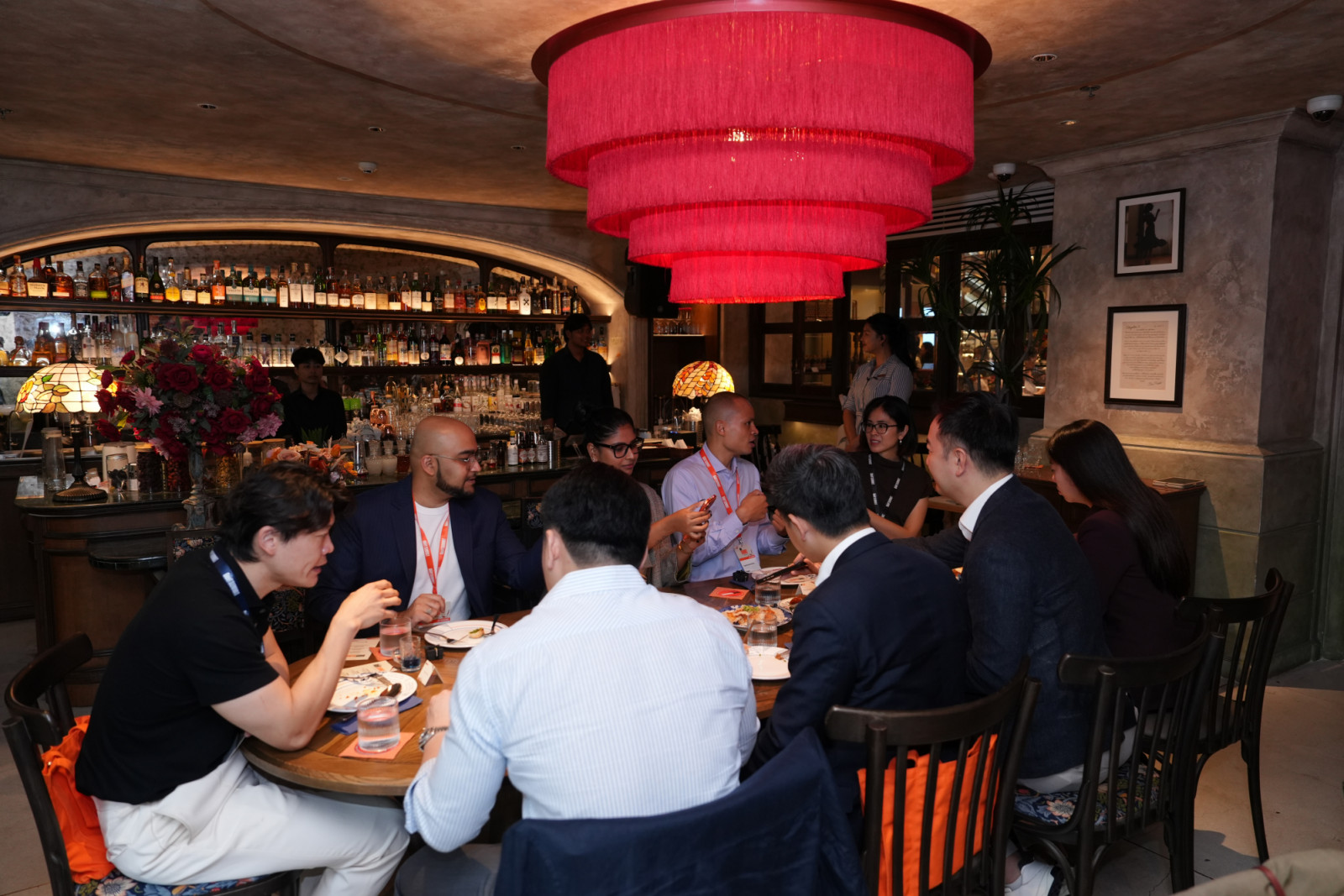 บรรยากาศระหว่างบทสนทนาบนโต๊ะอาหารภายใต้แนวคิด ‘The Defining Lunch with Elephants Inc.’ ณ ร้าน Sri’s Room ชั้น G สยามพารากอน (ภาพ: Tatler)