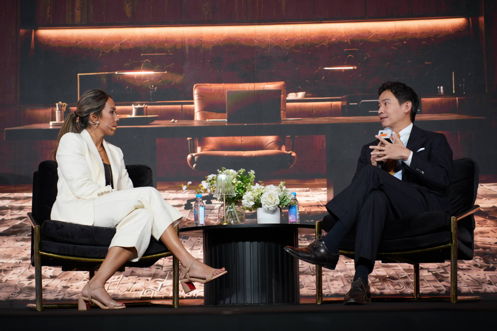 การสนทนาระหว่าง Tamara Lamunière, President ของ Tatler Asia และผู้ก่อตั้งแพลตฟอร์ม Tatler Gen.T ร่วมกับ พิธา ลิ้มเจริญรัตน์ Senior Fellow ณ Harvard Kennedy School (ภาพ: Tatler)