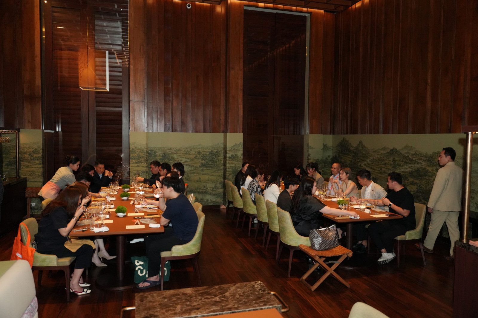 UOB Private Dinner: ดินเนอร์สุดเอ็กซ์คลูซีฟเพื่อเหล่าผู้นำรุ่นใหม่และแขกคนสำคัญ ณ ห้องอาหาร Sra Bua by Nhum Weerawat โรงแรม Siam Kempinski (ภาพ: Tatler)