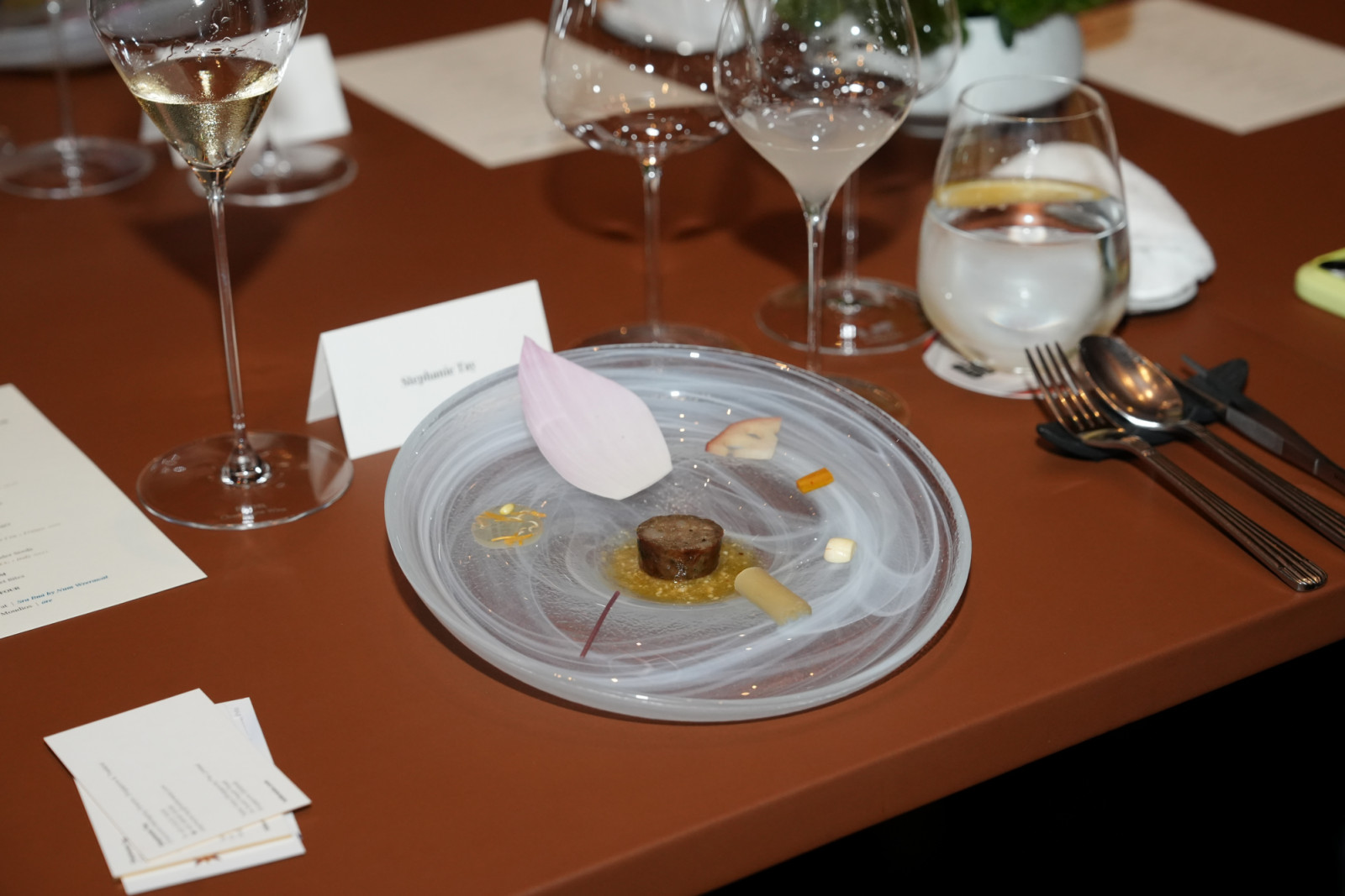 UOB Private Dinner: ดินเนอร์สุดเอ็กซ์คลูซีฟเพื่อเหล่าผู้นำรุ่นใหม่และแขกคนสำคัญ ณ ห้องอาหาร Sra Bua by Nhum Weerawat โรงแรม Siam Kempinski (ภาพ: Tatler)