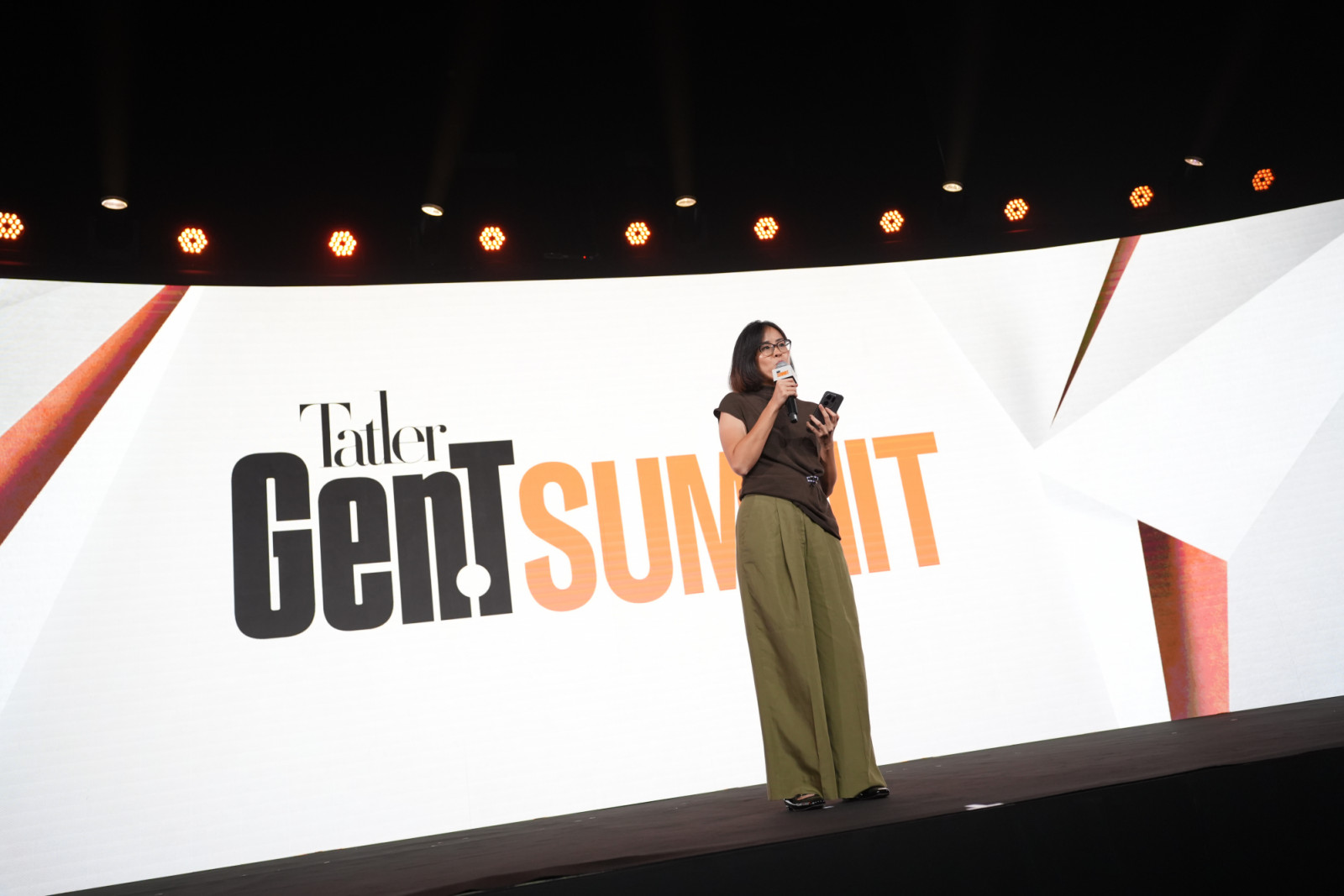Chong Xiaowei, Regional Senior Editor ของ Tatler Leadership กล่าวต้อนรับสู่ “Gen.T House” (ภาพ: Tatler)