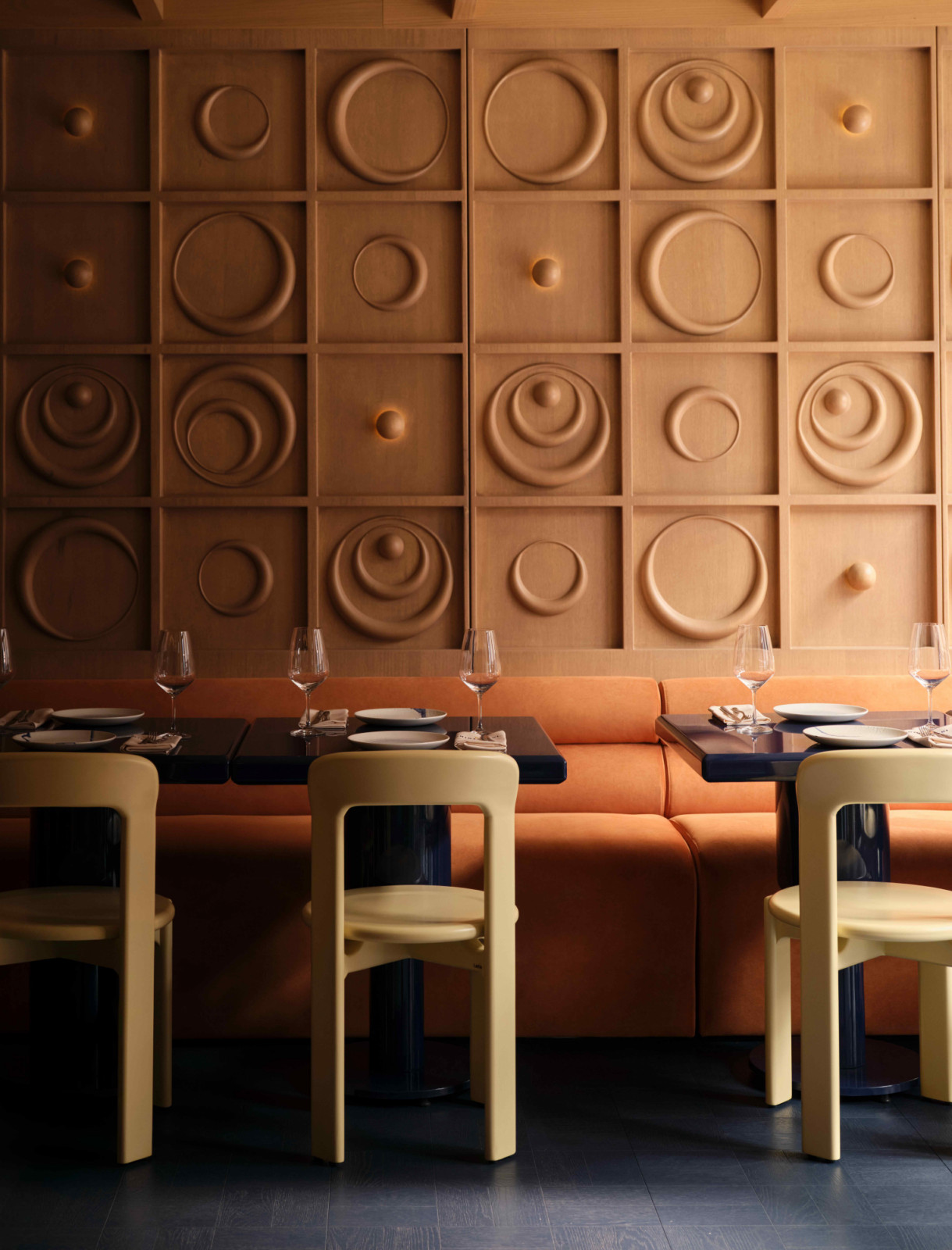 The Çintemani motif forms a rhythmic composition across the wall panels