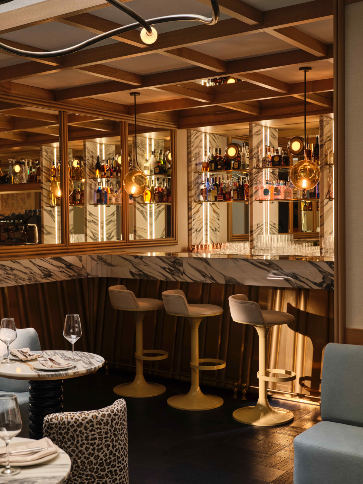The marble bar lends the dining space a distinctive character
