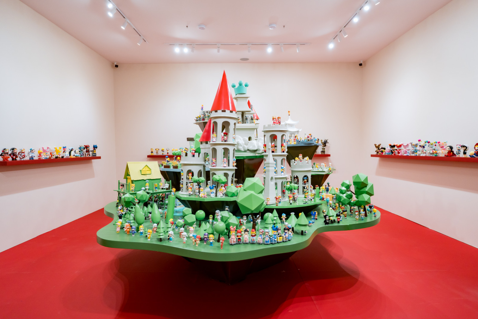 บรรยากาศภายในนิทรรศการ MOLLY 20th Anniversary Exhibition - Bangkok (ภาพ: POPMART)