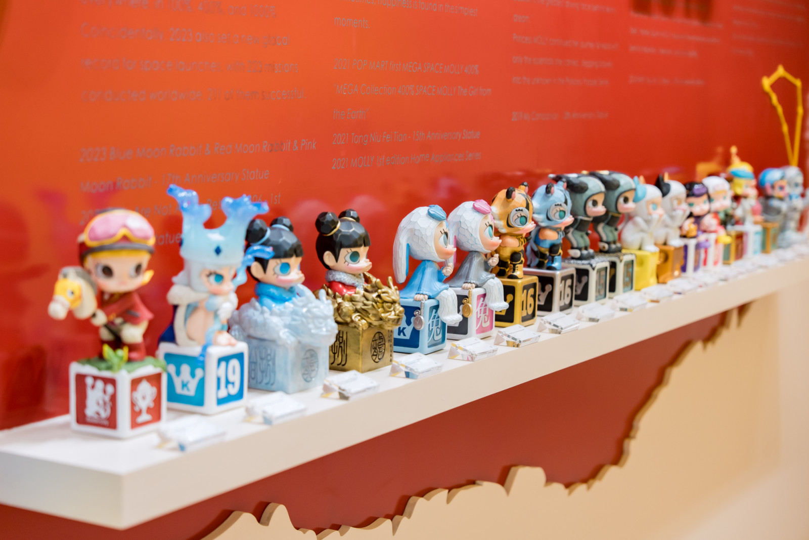 บรรยากาศภายในนิทรรศการ MOLLY 20th Anniversary Exhibition - Bangkok (ภาพ: POPMART)