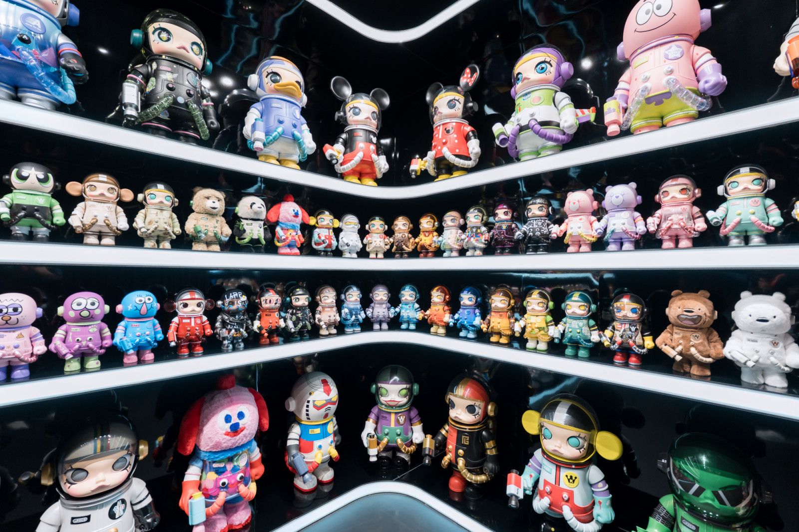 บรรยากาศภายในนิทรรศการ MOLLY 20th Anniversary Exhibition - Bangkok (ภาพ: POPMART)