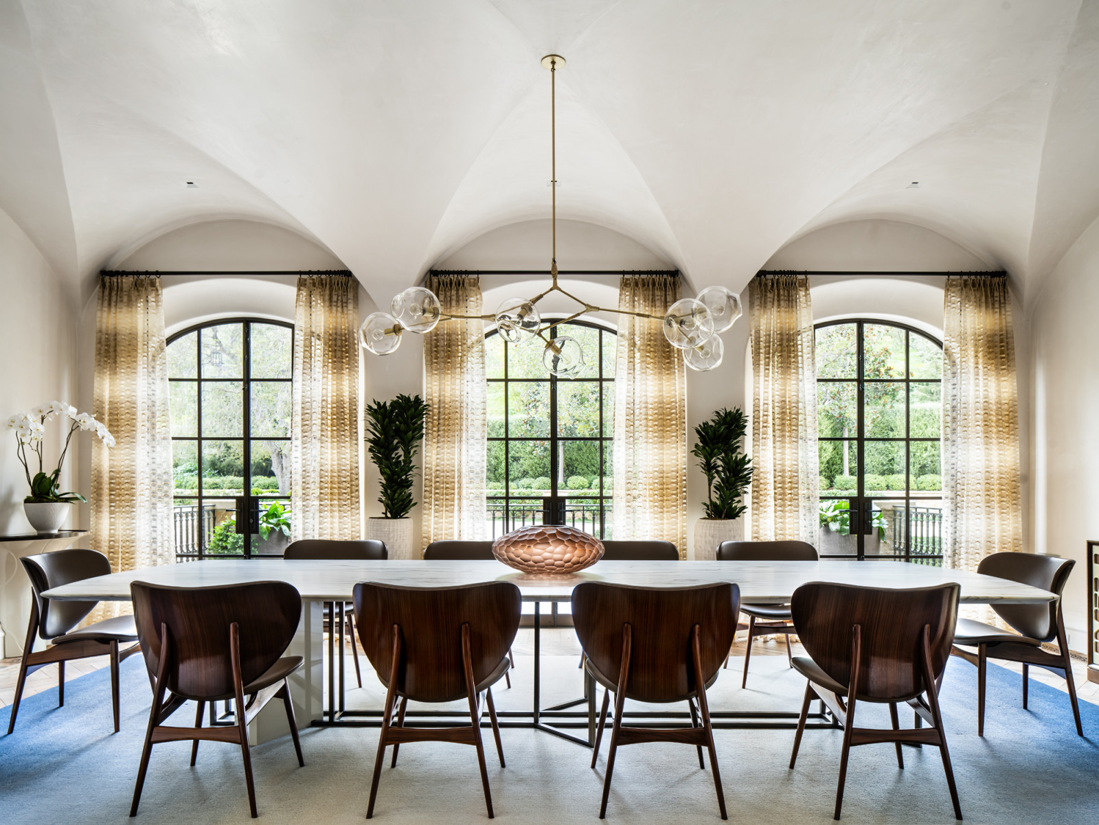 The dining room preserves the classical character, paired with contemporary finishes