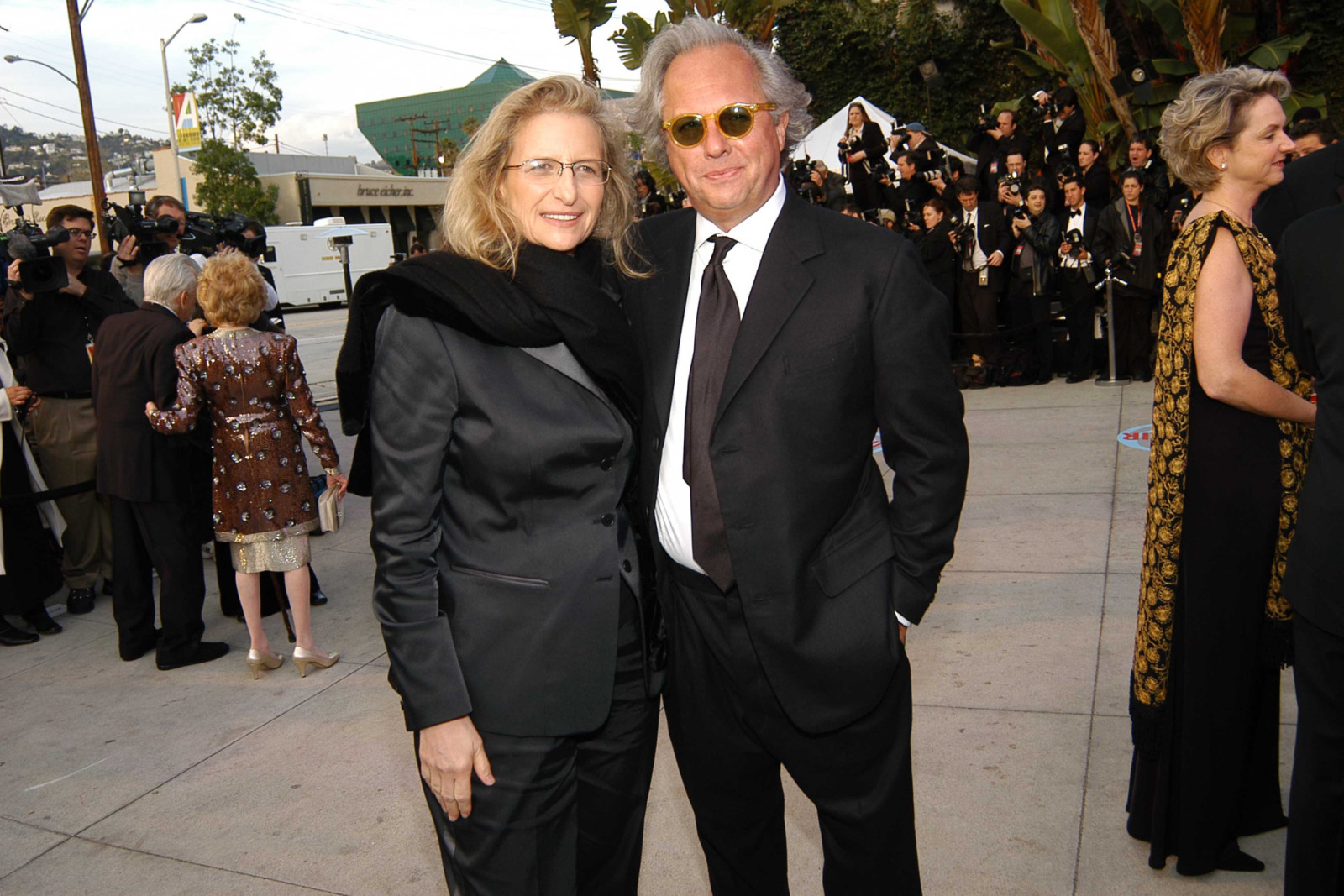 BEVERLY HILLS, CA - FEBRUARY 29: Annie Leibowitz and Graydon Carter attend the 2004 Vanity Fair Oscar Party at Mortons on February 29, 2004 in Beverly Hills, California. (Photo by Billy Farrell/Patrick McMullan via Getty Images)