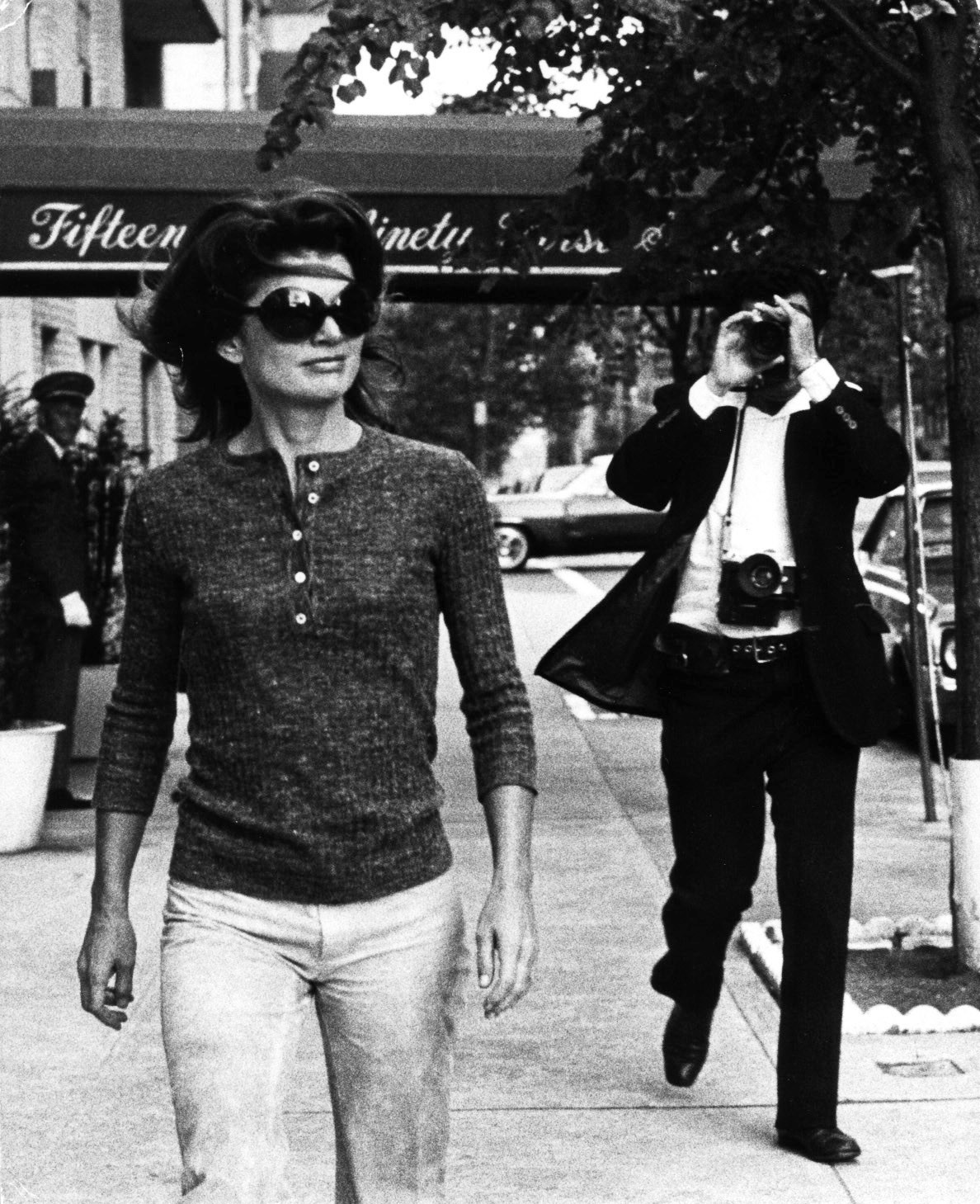 Jackie Onassis and photographer Ron Galella on October 7, 1971 in New York City. (Photo by Ron Galella/Ron Galella Collection via Getty Images)