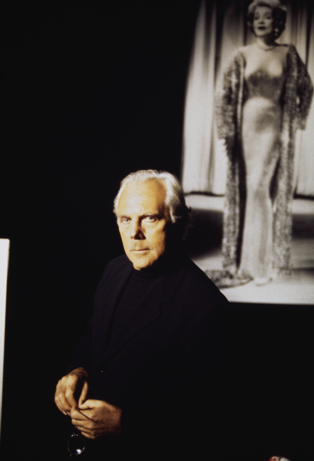 Le styliste italien Giorgio Armani s'est rendu à l'exposition "Cinema" à Berlin, Avril 1995. (Photo by Ronald Siemoneit/Sygma/Sygma via Getty Images)